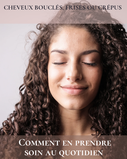 Femme aux cheveux bouclés naturels, illustrant une routine capillaire pour cheveux frisés et crépus.