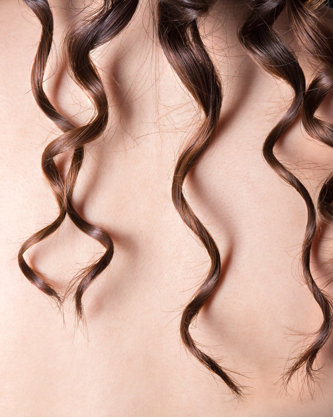 “Boucles définies après une routine capillaire naturelle pour cheveux crépus et bouclés”