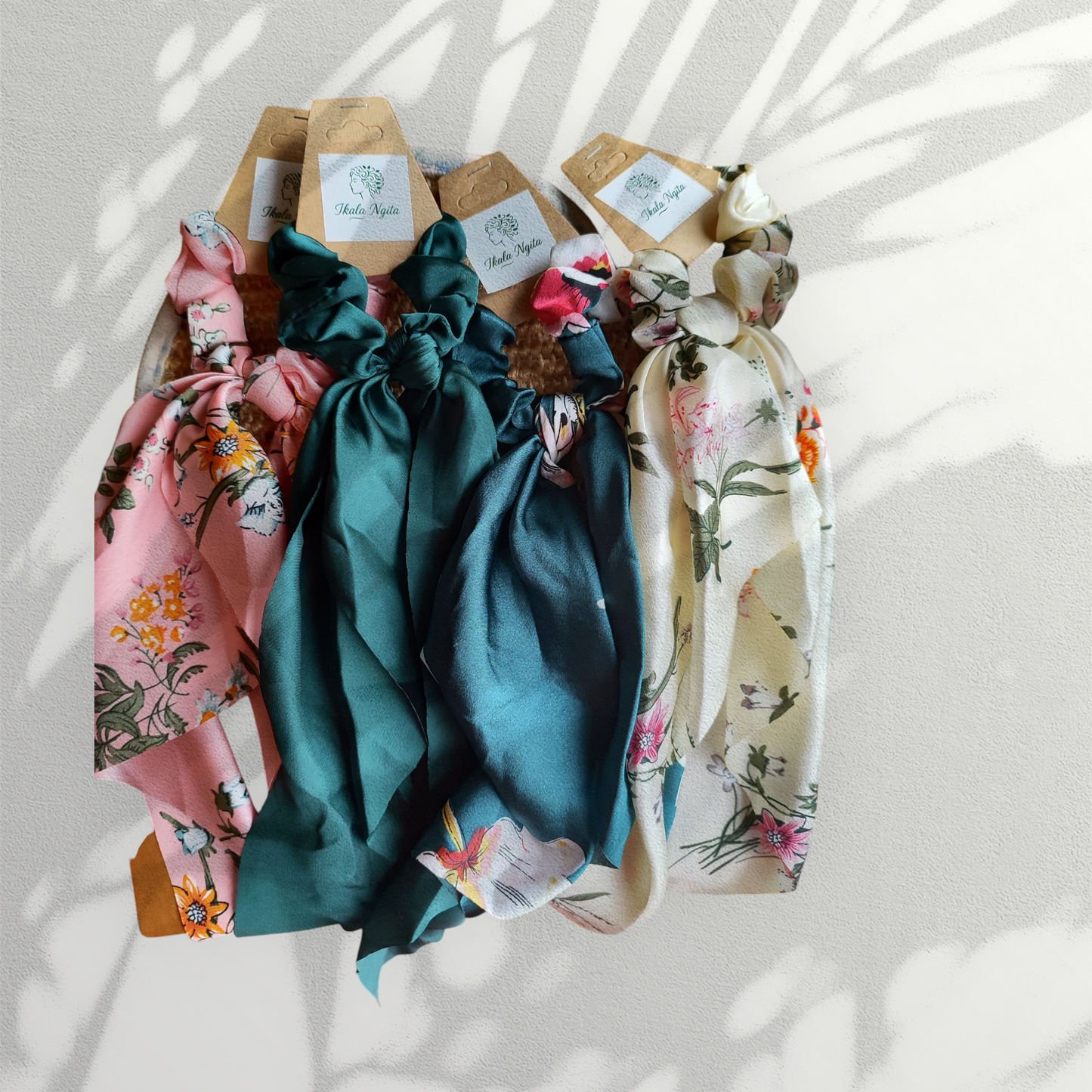 chouchous à l'aspect satiné et à motifs floraux- rose, vert foncé et crème -
Accessoires Ikala Ngita