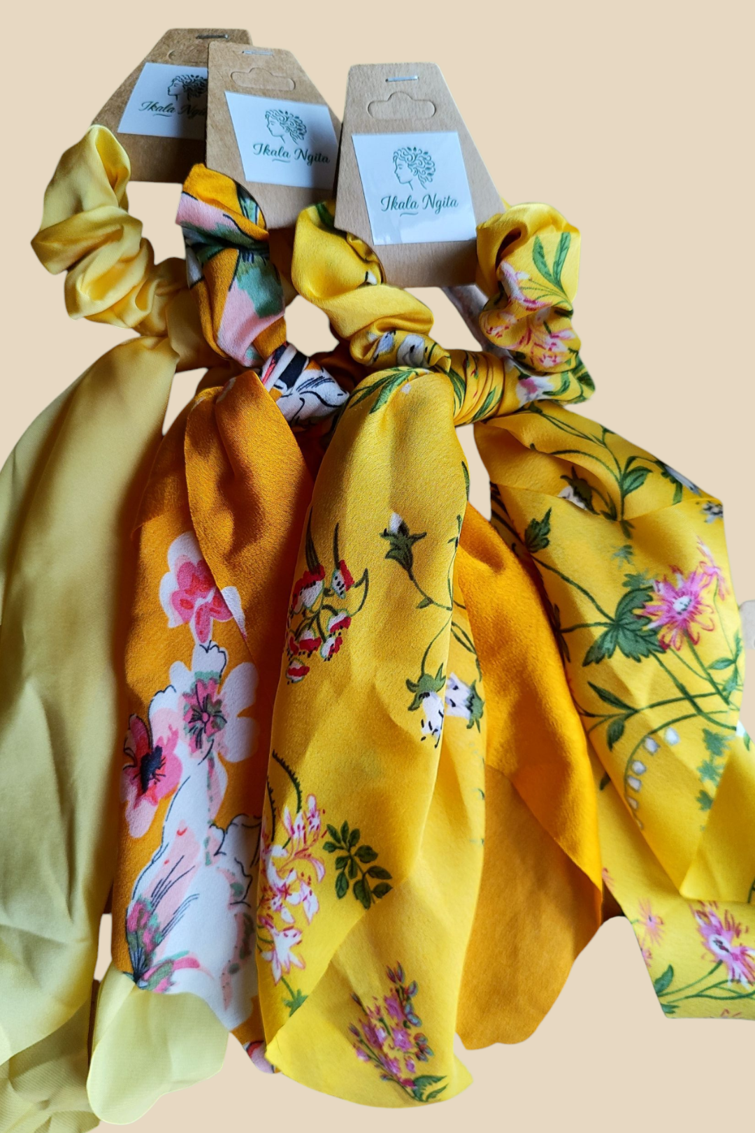 chouchous jaune à l'aspect satiné à motifs floraux- Accessoires Ikala Ngita
