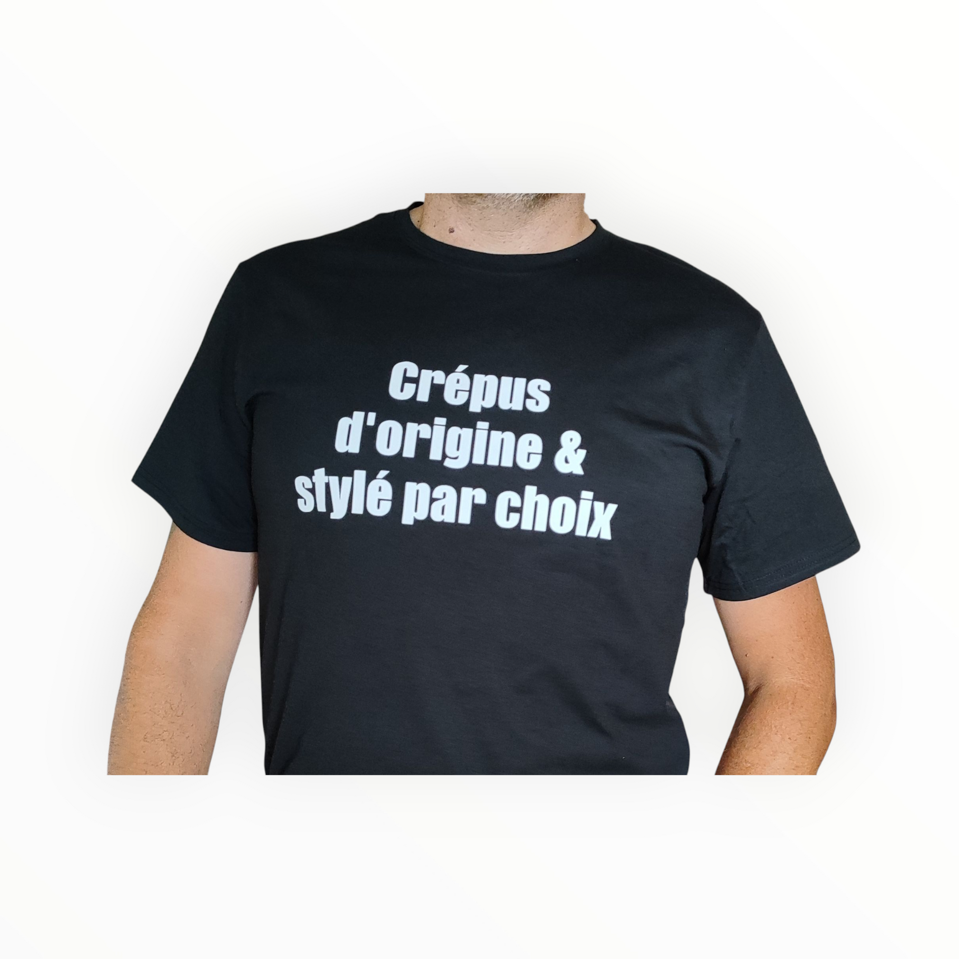 Homme portant un t-shirt noir Ikala Ngita, vue de face, avec le slogan « Crépus d’origine & stylé par choix » sérigraphié en blanc