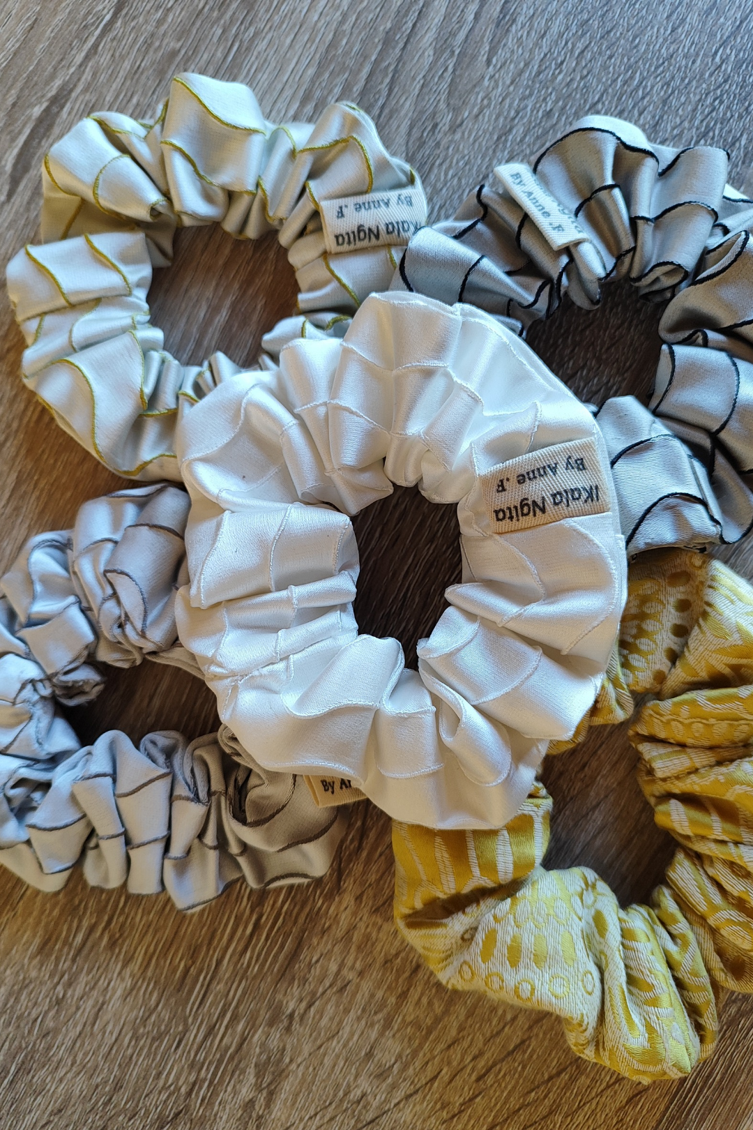 Chouchous Ikala Ngita cousus main en France, en tissus upcyclés haut de gamme, tons crème, gris et jaune doré.