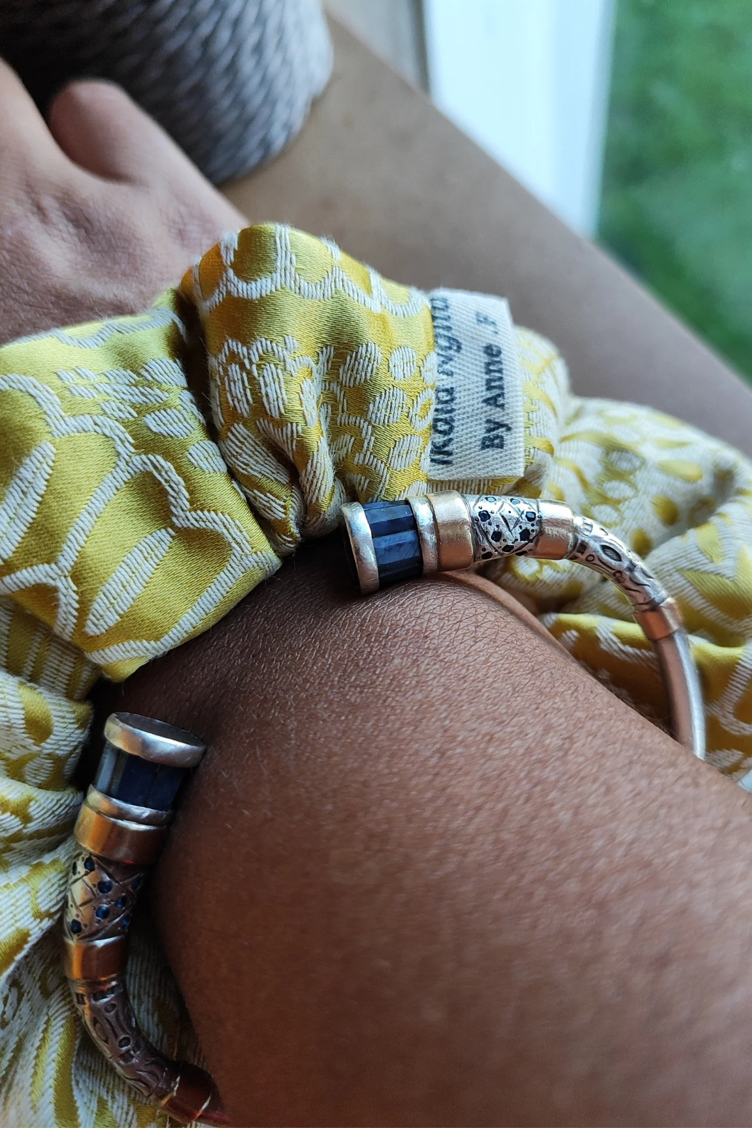 Chouchou jaune doré Ikala Ngita, tissu revalorisé au style raffiné, fabriqué artisanalement en France.