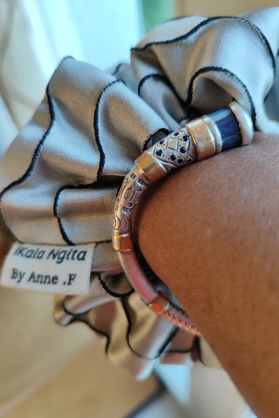 Chouchou gris argenté Ikala Ngita, couture contrastée noire, tissu de qualité issu de chutes de maisons de luxe.