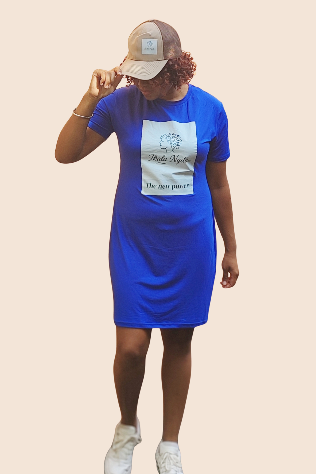 femme portant une robe t-shirt bleue Ikala Ngita avec logo et Texte The new power , tenue décontractée et élégante, mode casual féminine.