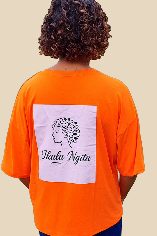 T-shirt orange Ikala Ngita – Vue de dos, logo sérigraphié vert sapin sur fond blanc, vêtement casual  mode afro