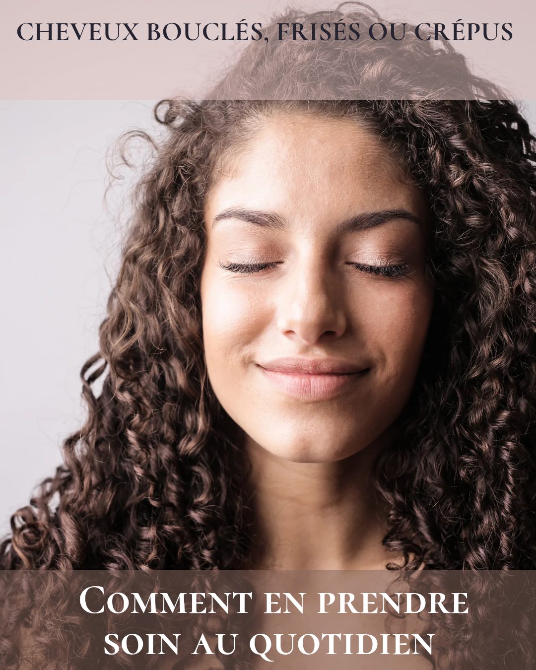 Femme aux cheveux bouclés naturels, illustrant une routine capillaire pour cheveux frisés et crépus.