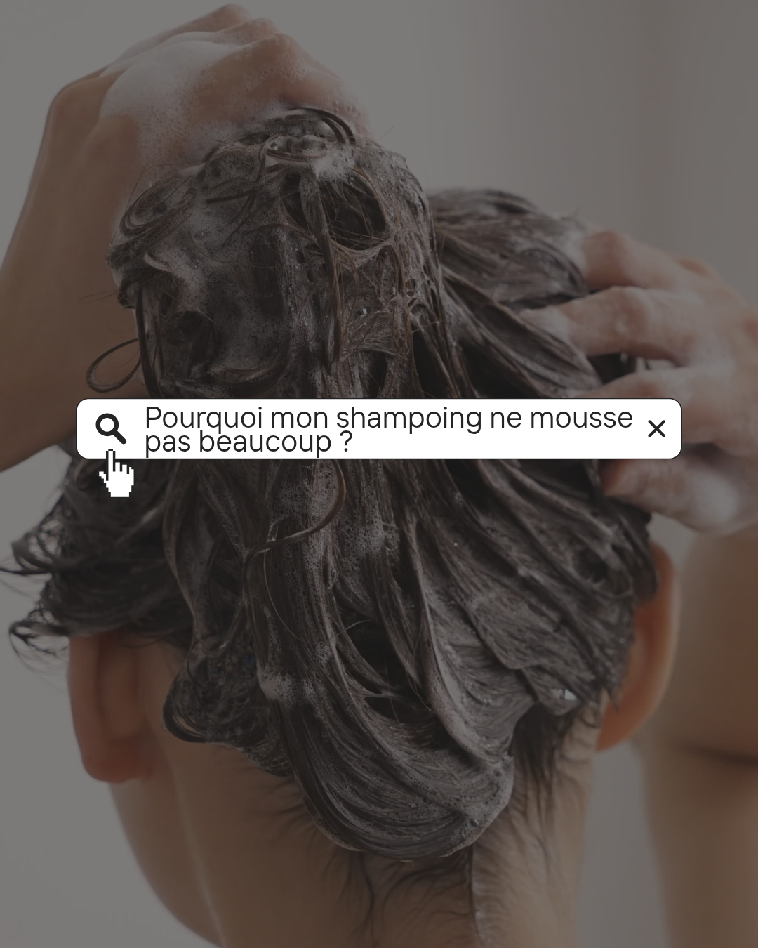 Personne lavant ses cheveux avec un shampoing naturel qui mousse peu.