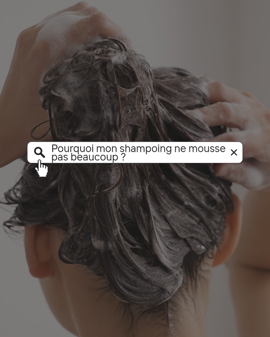 Personne lavant ses cheveux avec un shampoing naturel qui mousse peu.