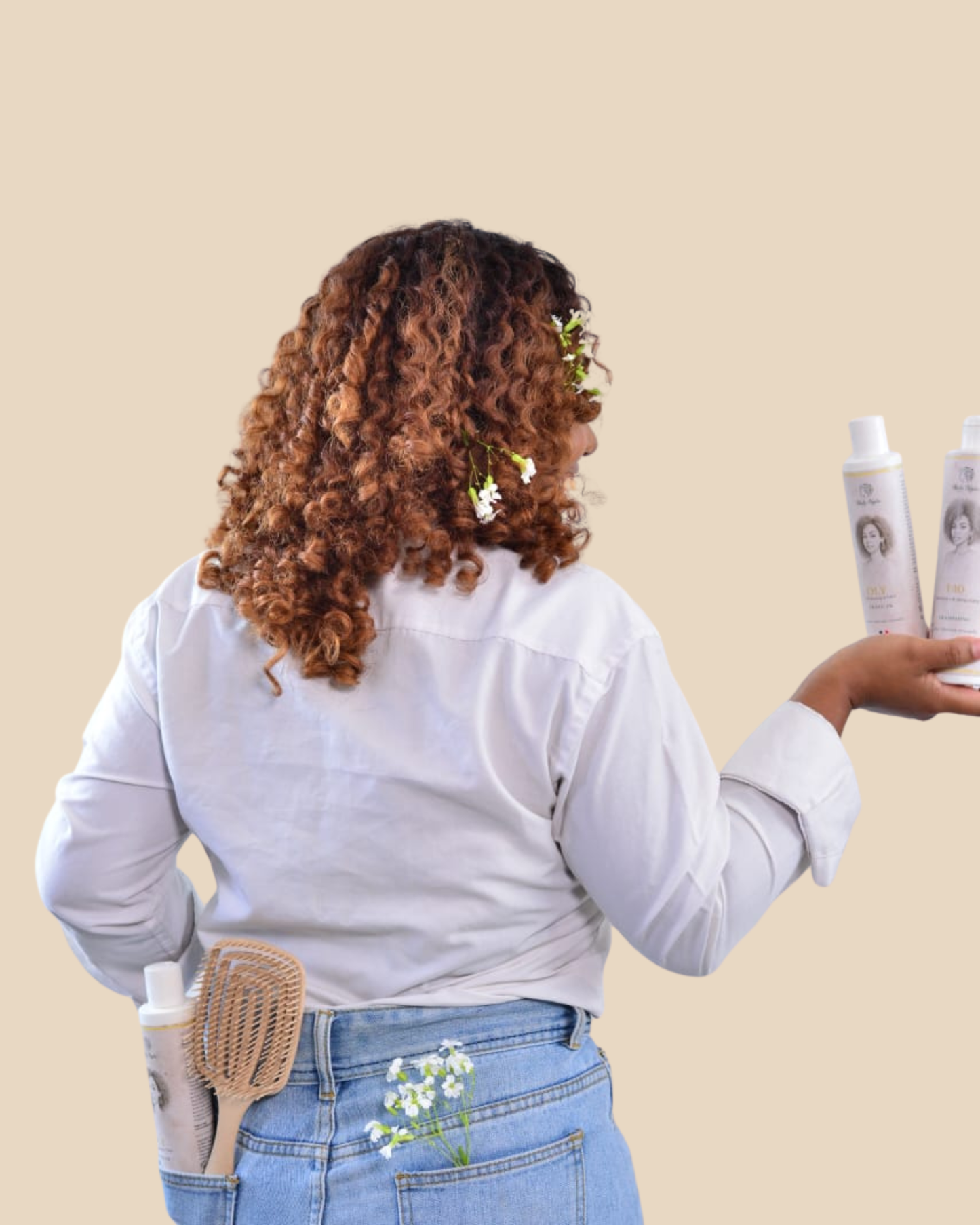 Cheveux bouclés définis accompagnés des soins Ikala Ngita et d’une brosse démêlante  signée Ikala Ngita