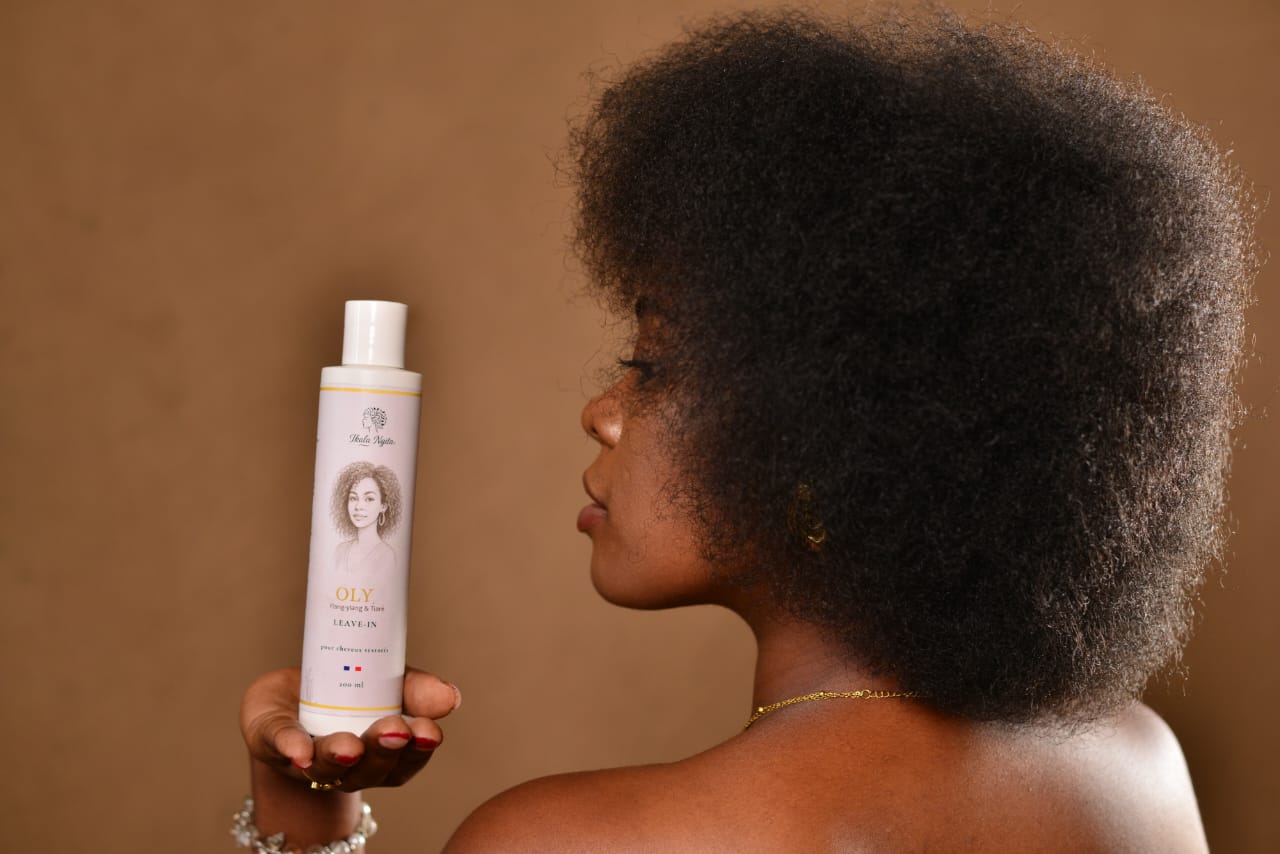 Leave-in hydratant Oly Ikala Ngita présenté sur cheveux afro naturels pour hydrater et sublimer les cheveux crépus et texturés.