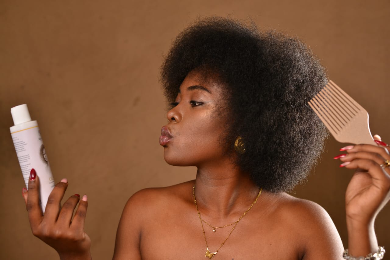 Peigne afro Ikala Ngita utilisé sur une chevelure crépue pour apporter volume et légèreté tout en sublimant la texture naturelle.