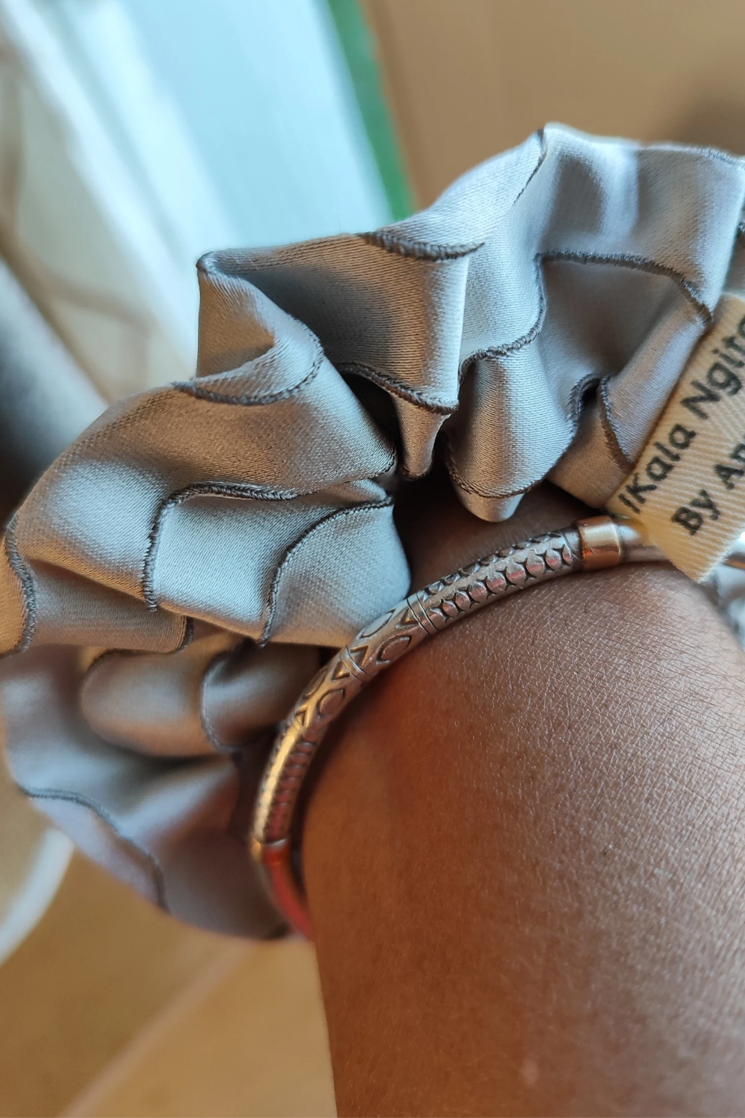 Chouchou gris perle satiné Ikala Ngita, fait main en France à partir de tissu revalorisé haut de gamme, élégant et doux pour les cheveux