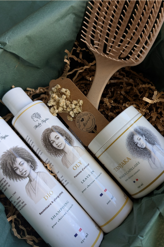 Coffret Signature Ikala Ngita avec shampoing, leave-in, masque capillaire et brosse démêlante pour cheveux texturés
