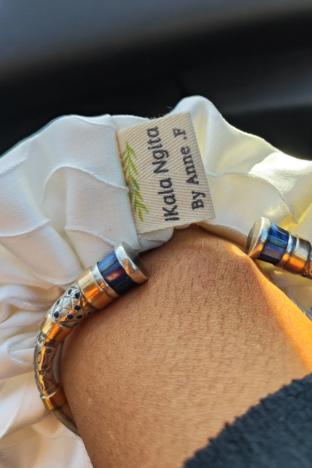 Chouchou crème satiné Ikala Ngita, fait main en France, accessoire cheveux élégant et doux pour toutes textures