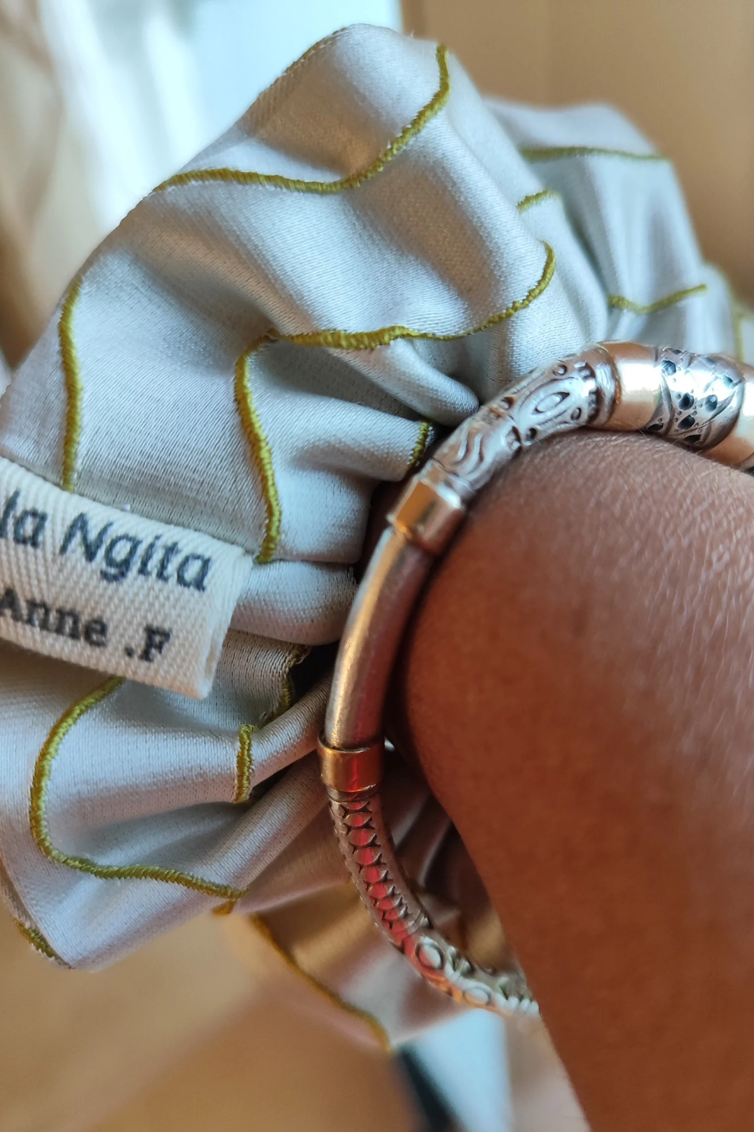 Chouchou gris perle Ikala Ngita, détails couture vert anis, tissu upcyclé de qualité, fabrication française